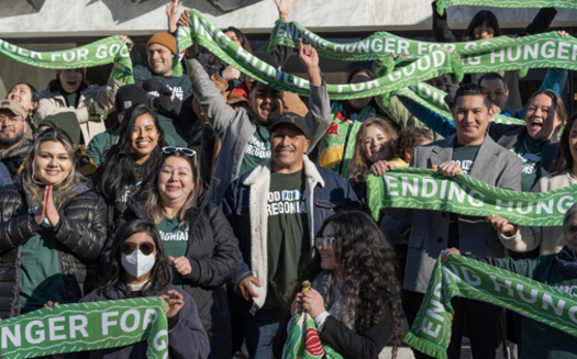 Defensores piden a los legisladores en el Capitolio del Estado de Oregon que aprueben Food for All Oregonians, Senate Bill 611, en esta sesi�n legislativa. (Banco de Alimentos de Oregon)