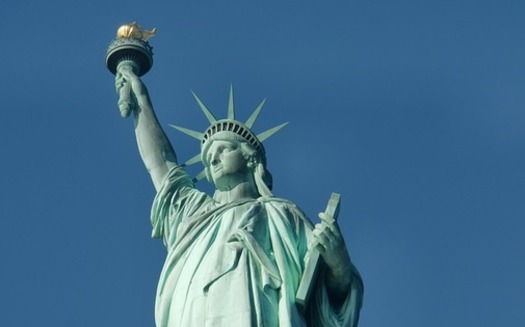 La Ley TRUMP de Florida, recientemente aprobada, asigna $500 millones de d�lares para mejorar la cooperaci�n estatal y local con la aplicaci�n de la ley federal de migraci�n, pero el gobernador Ron DeSantis se opone al proyecto de ley, argumentando que debilita su autoridad ejecutiva al trasladar la supervisi�n al comisionado de agricultura. (Pixabay)