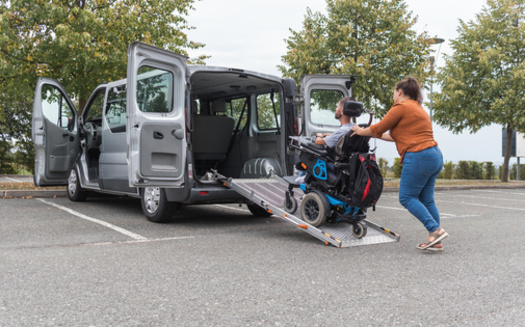 El transporte es el gasto ms comn en el que incurren los cuidadores familiares de Connecticut, y el 88 % afirma que les ha sucedido. (Adobe Stock)<br />