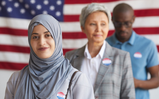 El American Immigration Council calcula que 305,300 migrantes de Connecticut pueden votar legalmente. (Adobe Stock)