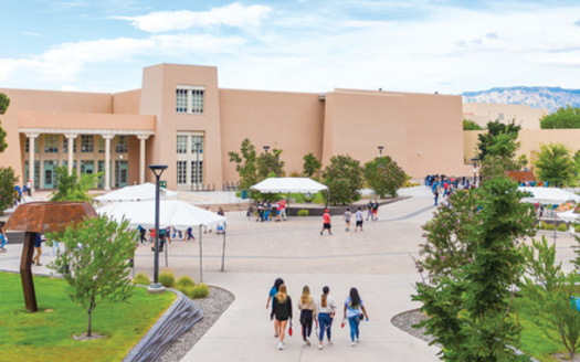 La ley de migracin permite a agentes del ICE entrar en zonas pblicas de un campus universitario sin orden judicial, pero los estudiantes tienen derecho a permanecer en silencio. (UNM.edu)