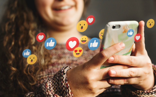 Segn la Fundacin Annie E. Casey, el miedo a perderse algo, as como la presin y las expectativas sociales, son algunos de los principales factores que impulsan a los adolescentes de 13 a 17 aos a utilizar las redes sociales. (Adobe Stock)