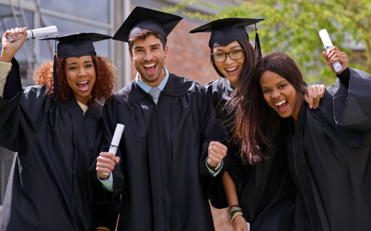 Un estudio de la Fundacin Lumina predice que, para 2031, el 72 % de los empleos en EE. UU. requerirn algn tipo de educacin superior o formacin ms all del bachillerato. (Marius Venter/Adobe Stock)