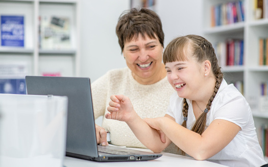 Medi-Cal financia diversos servicios de salud en las escuelas, incluyendo auxiliares y equipos para estudiantes con discapacidad. (Ermolaev Alexandr/Adobe Stock)