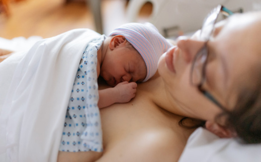 Medicaid cubri poco ms del 40% de los nacimientos a nivel nacional, y casi la mitad de todos los nacimientos en reas rurales en 2023. (Adobe Stock)