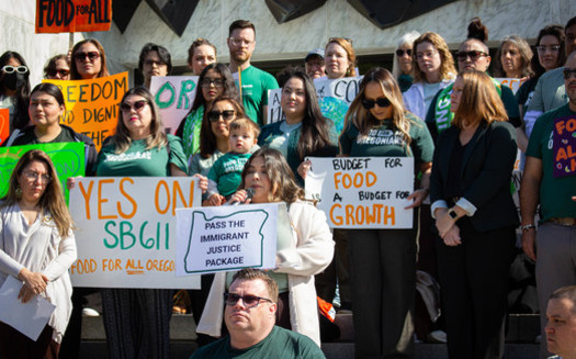 Partidarios del Paquete de Justicia para Inmigrantes de Oregn se manifiestan en el Capitolio. (Oregon Food Bank)