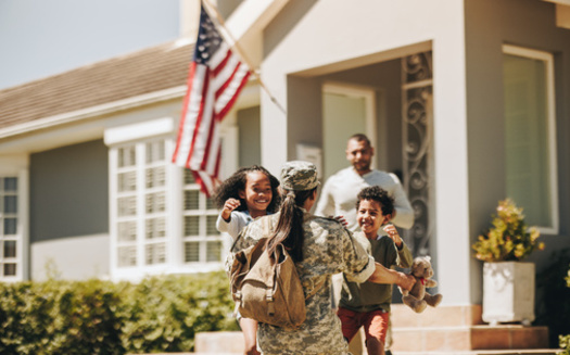 Si bien TRICARE satisface muchas de las necesidades de las familias militares, Medicaid ofrece atencin ms integral para nios a travs de sus beneficios peditricos, que incluyen chequeos anuales y servicios dentales. (Jacob Lund/Adobe Stock)