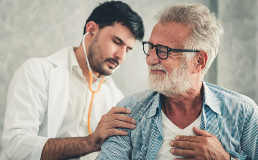 El nuevo informe sugiere diversas maneras de fortalecer los resultados de atencin primaria en Medicare, incluyendo la habilitacin del seguimiento federal y el establecimiento de objetivos para informar los gastos en atencin primaria en los programas federales de salud. (Maha Heang 245789/Adobe Stock)