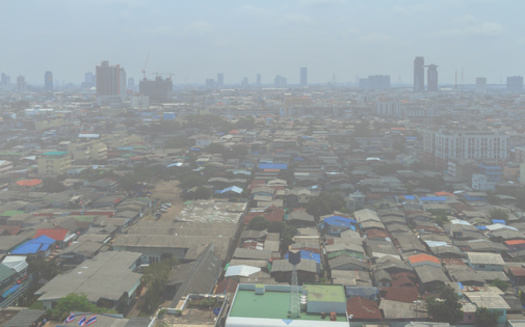 Natural Resources Defense Council, seal que numerosos estudios demuestran que las comunidades de color estn desproporcionadamente expuestas a humos, polvo txico, cenizas, holln y otros contaminantes procedentes de instalaciones peligrosas situadas en sus barrios. (Adobe Stock)