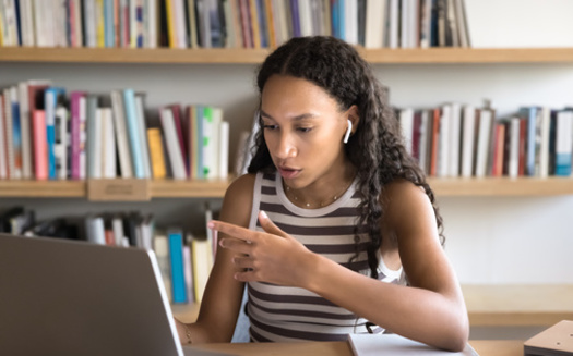 Immigrants Rising facilita terapia gratuita en lnea y grupos de apoyo para estudiantes indocumentados. (Fizkes/Adobe Stock)