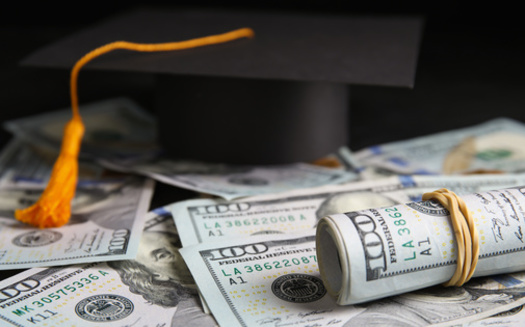 EducationData.org informa que el 16 % de los prestatarios deben menos de $5,000 dlares, casi el 23 % debe entre $20,000 y $40,000 y el 1.55 % deben ms de $200,000. (Adobe Stock)