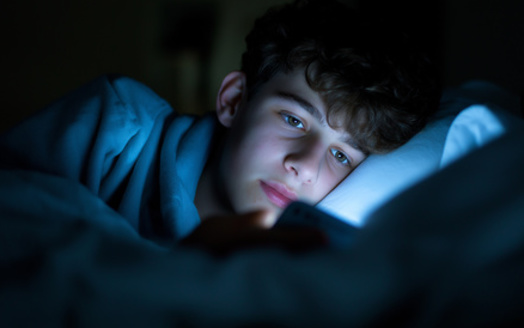 Experts recommended placing limits around kids' screen time and social media use. (Adobe Stock/AI)