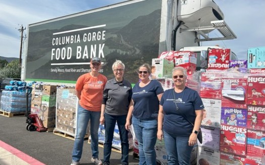 Trabajadores frente a los suministros en el condado de Wasco. (Columbia Gorge Food Bank)<br />