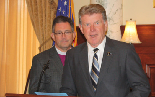 PHOTO: Idaho Governor Butch Otter speaking at the 