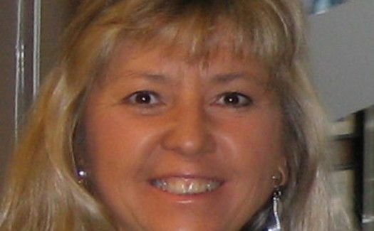 FOTO: Un estudio reciente de la AARP revela que ciertas conductas y experiencias de vida aumentan el riesgo de ser victima de un fraude por internet. Cynthia Fagyas, de la AARP Arizona, dice que cambiar sus claves de correo y cuentas bancarias es una sencilla forma de protegerse. (ACENTOS omitidos intencionalmente).