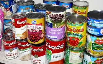 A new report on hunger in the Philadelphia area finds that emergency food providers are challenged to keep up with the growing demand. Photo by Greg Stotelmyer.