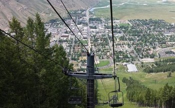 Economists are headed to Jackson Hole to urge the Federal Reserve to raise its inflation target to spur higher wages and more jobs. (Getty Images)