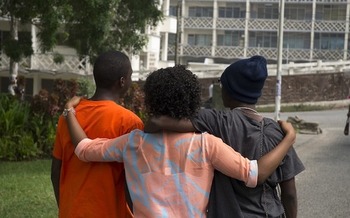 Permanent connections with caring adults are important for adolescent development. (Sammie/Pixabay)