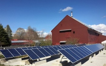 More than 250,000 Americans worked in the solar industry as of 2017, according to the National Solar Jobs Census. (@edemarco5/Twenty20)
