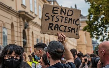 Across the U.S. Black workers walked off the job for 8 minutes 46 seconds, the amount of time a police officer had his knee on George Floyd's neck before he died.(Pikist)